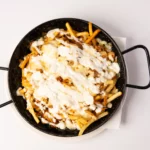 Kebab, queso y salsa yogurt